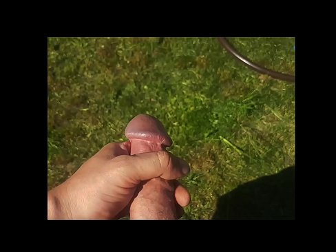 ❤️ Vruća zgodna jebe svoju ružičastu macu i svršava špricom u ljetnoj bašti ❤️❌ Samo porno kod nas