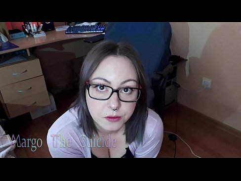 ❤️ Seksi djevojka s naočalama duboko siše dildo na kameri ❤️❌ Samo porno kod nas