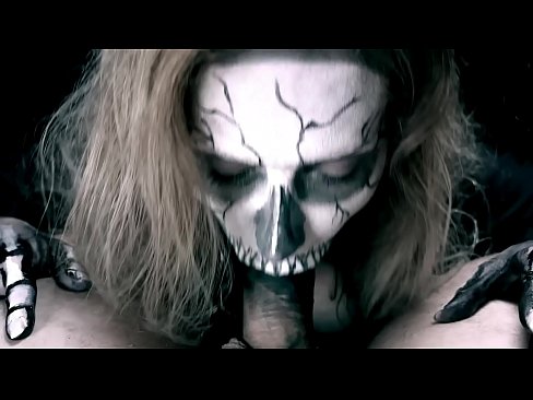 ❤️ Demonska djevojka siše kurac svojim crnim ustima i guta spermu. ❤️❌ Samo porno kod nas